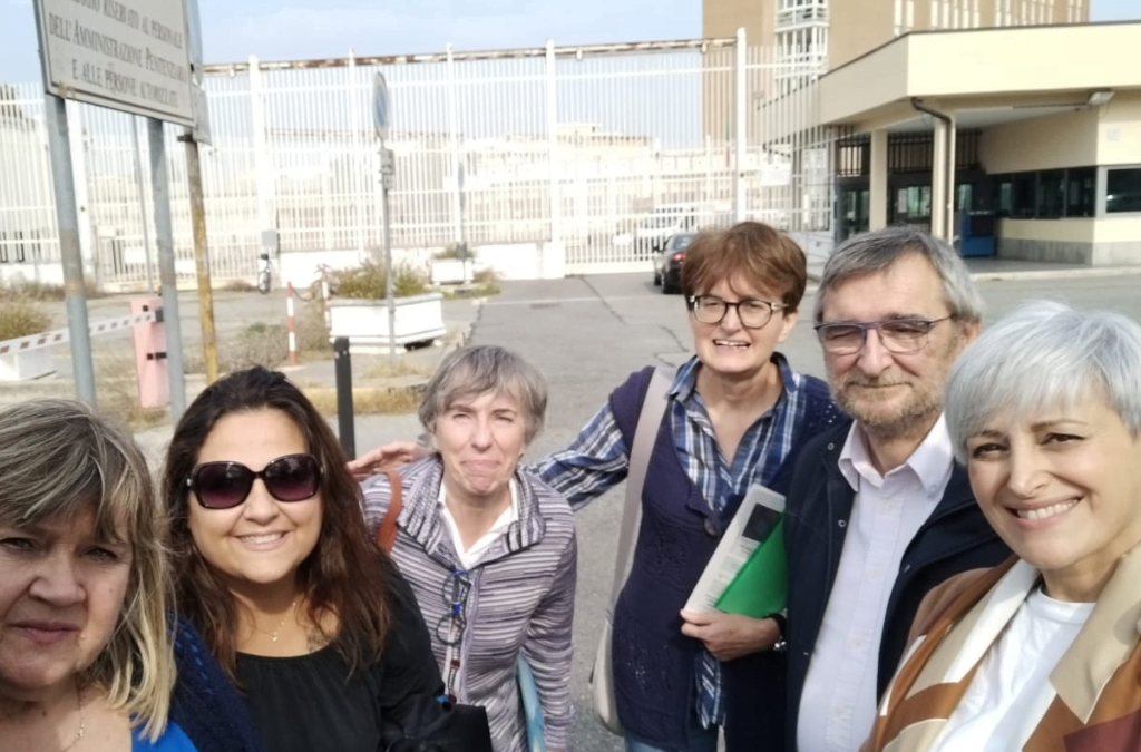“Portate i pesi gli uni degli altri, così adempirete la legge di Cristo” (Gal. 6,2)